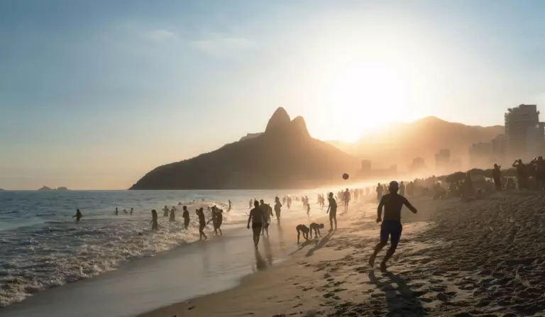 La plage sécurisée d'Ipanema au Brésil