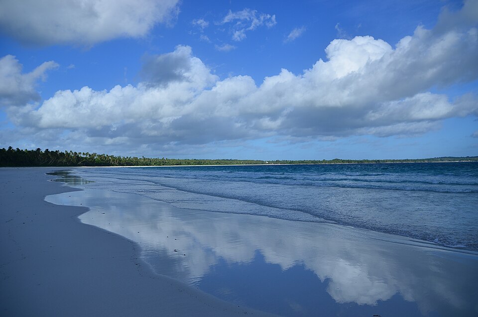 Plage de sable blanc de Ngurbloat sur Kei Kecil, îles Kei