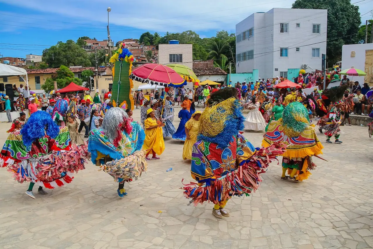 Maracatu qui défilent au Brésil