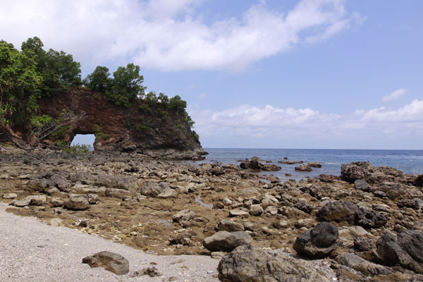 Arche rocheuse de Pintu Kota au bord de la mer, île d'Ambon