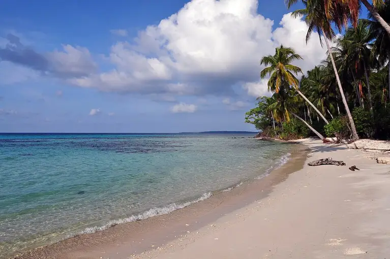 Plage de sable blanc et eau turquoise - Java