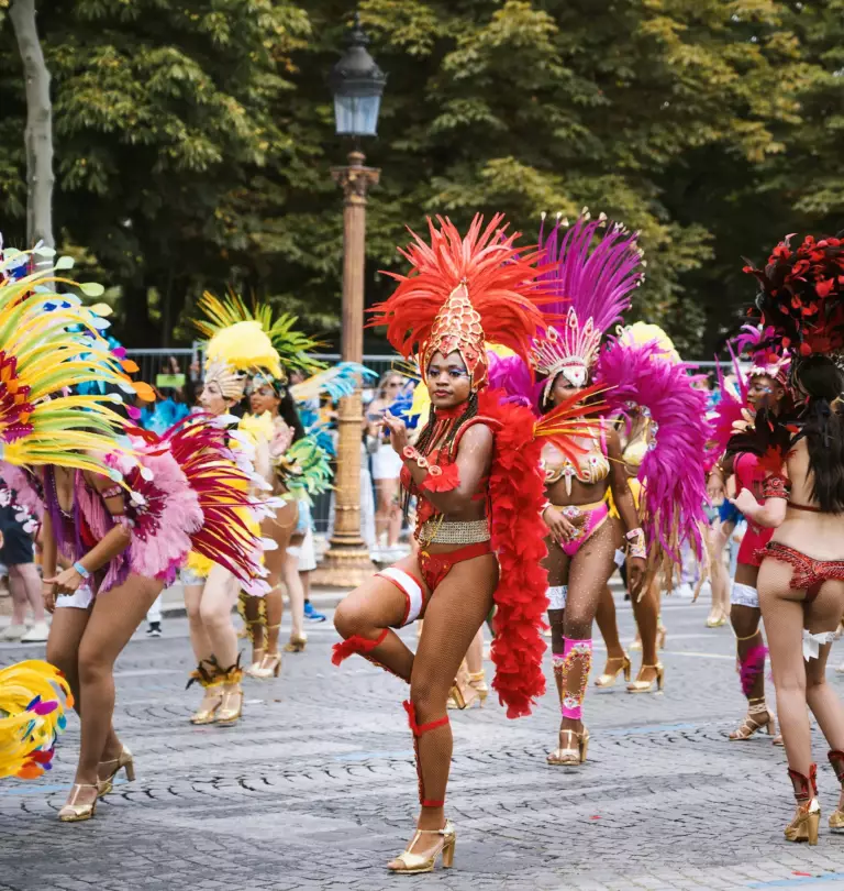 Les différents carnaval au brésil danseuse costumé