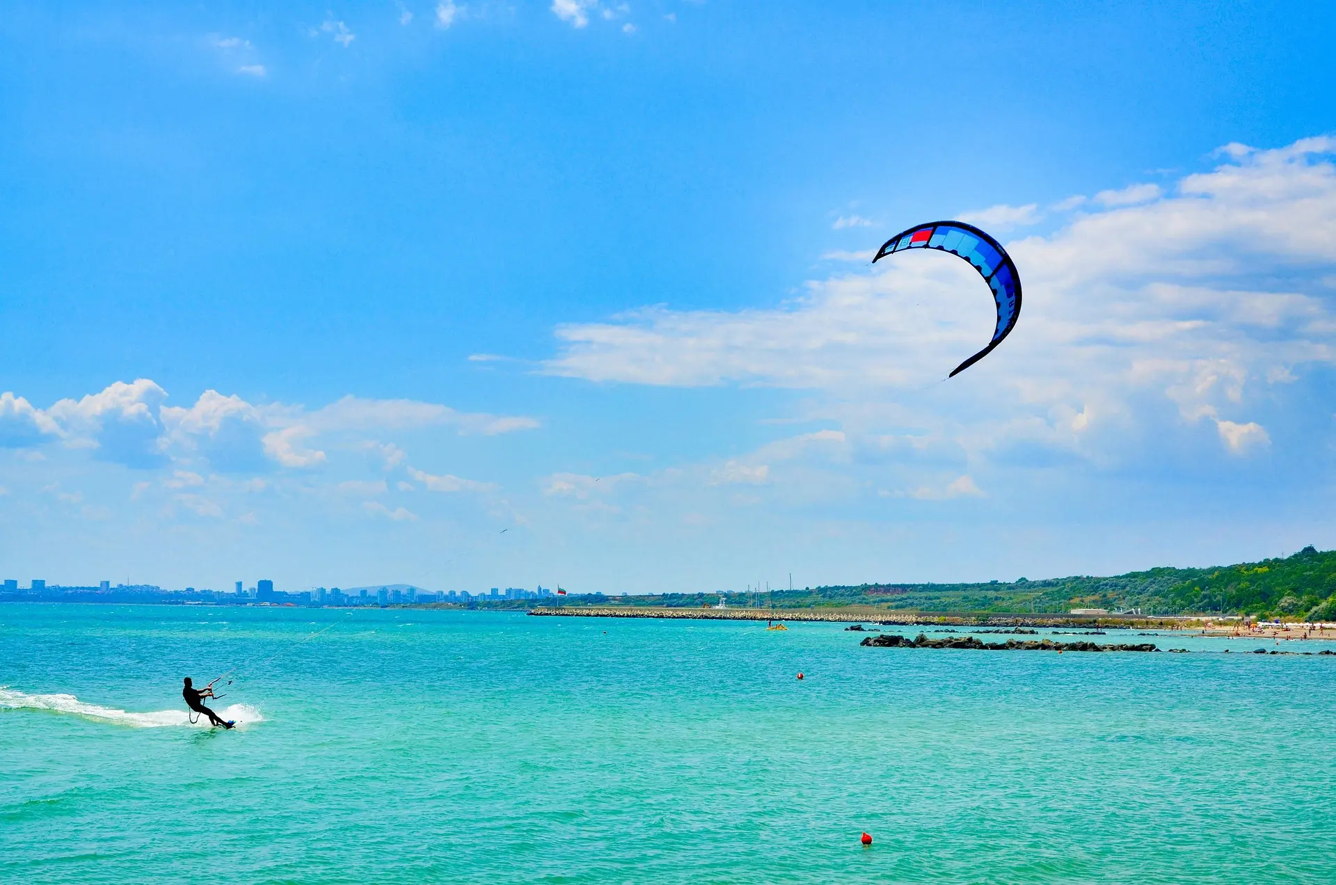 Kite surf sur une eau cristalline