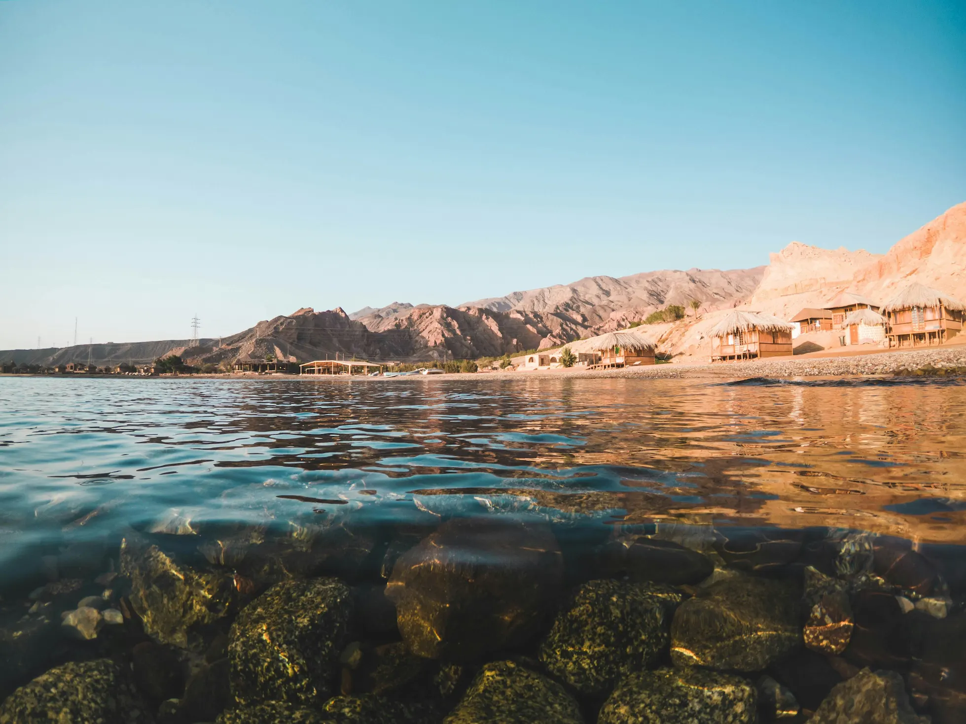 Vue de la mer de Dahab en Egypte, montagnes en fond
