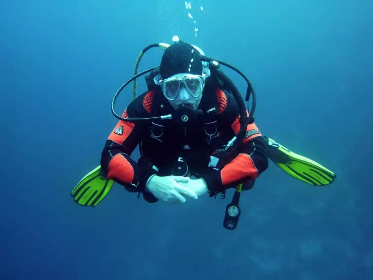 Un Plongeur sous l'eau face caméra