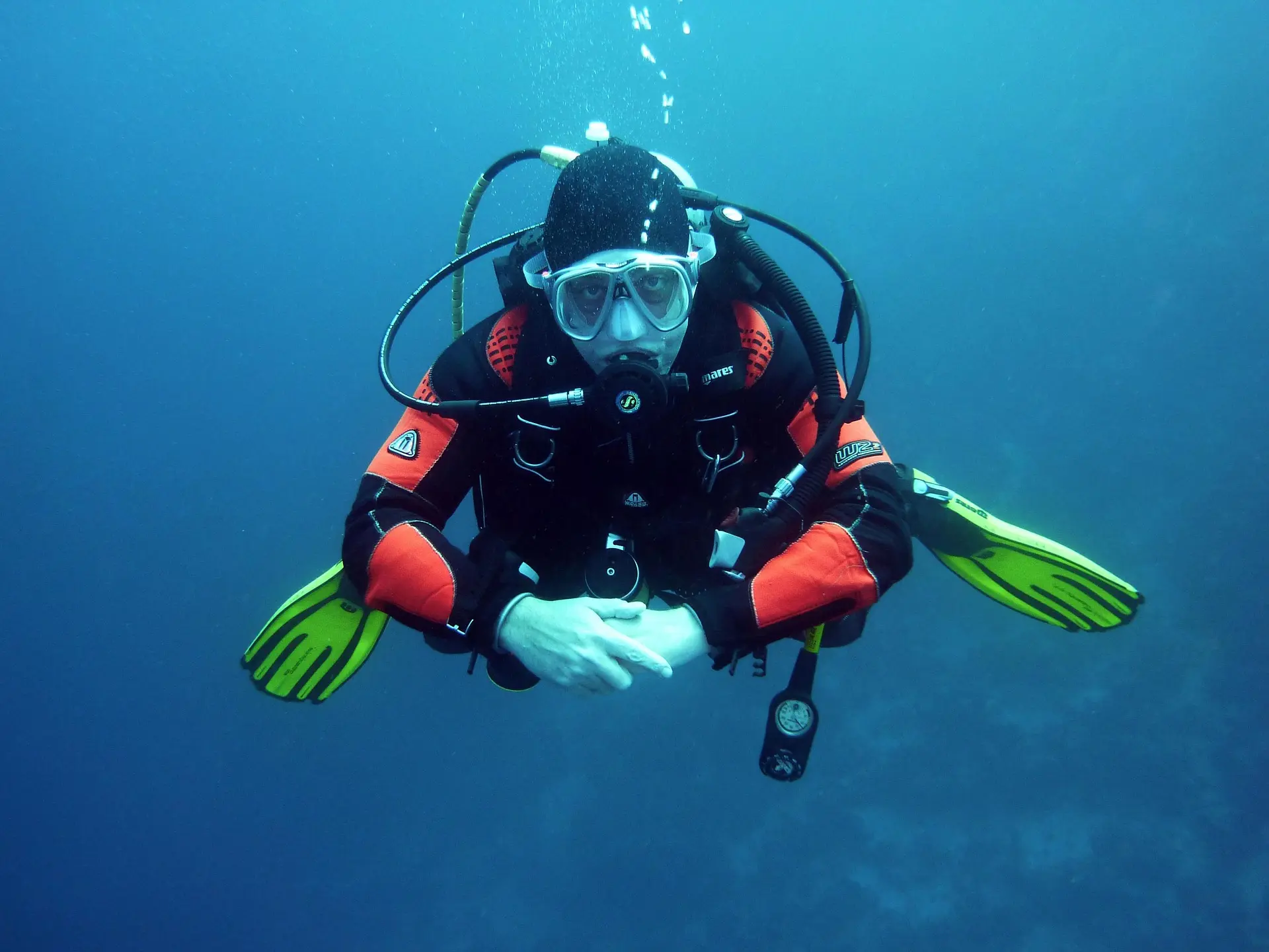 Un Plongeur sous l'eau face caméra