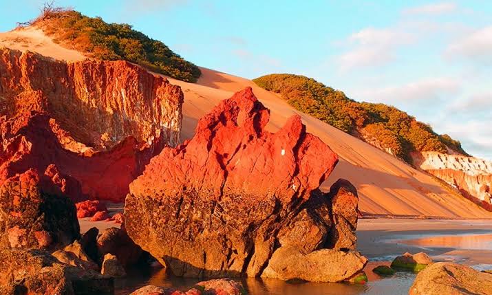 Plage rocheuse de Ponta Grossa au Brésil