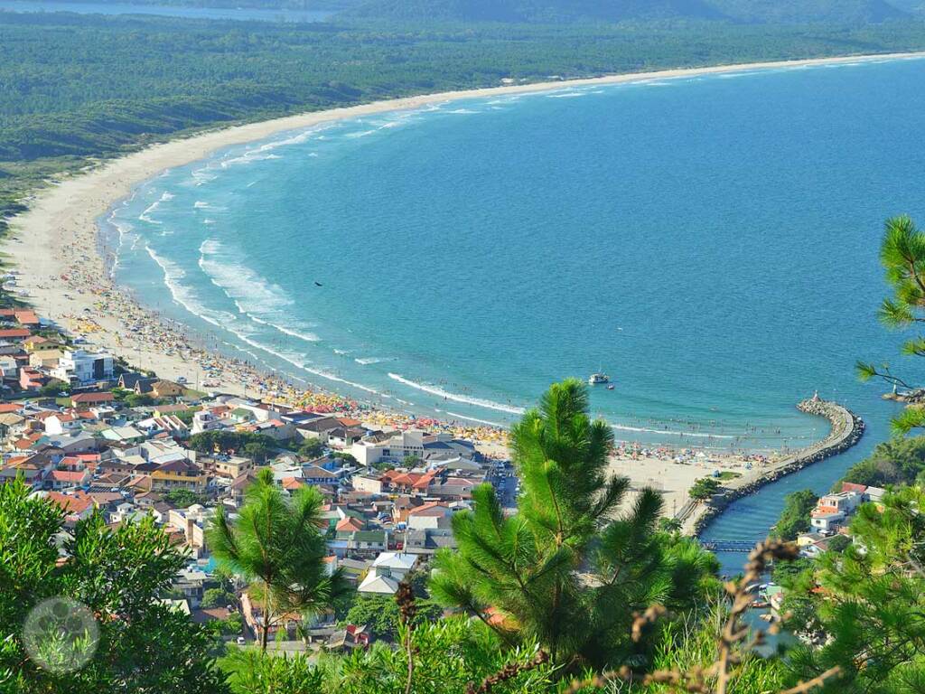 Plage vue d'en haut au brésil praia da barra