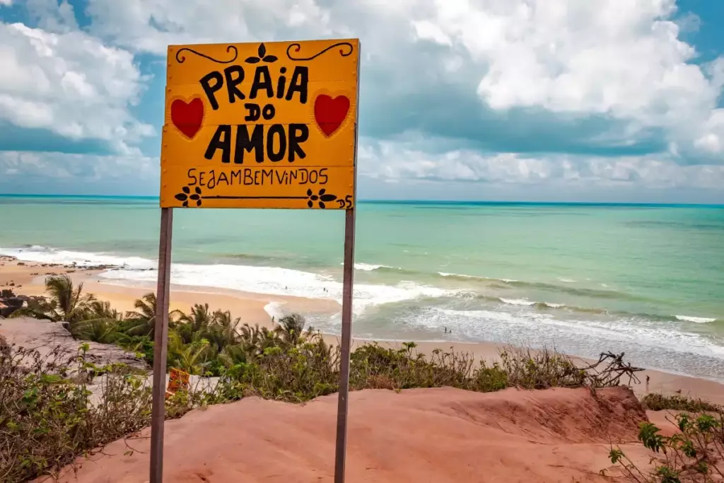 Praia do amor au brésil avec un panneau en coeur