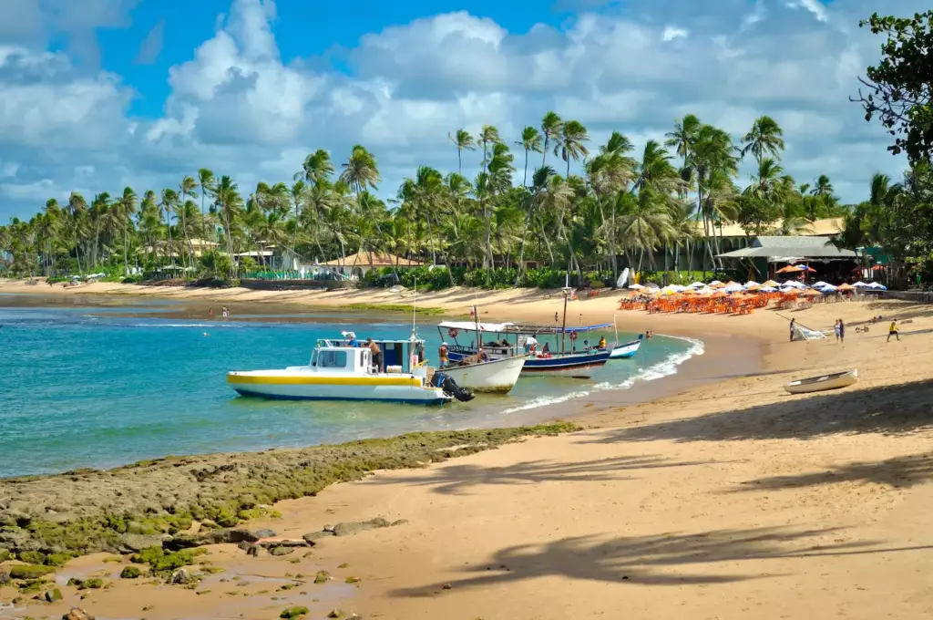 Plage avec un bateau au brésil praia do forte Bahia