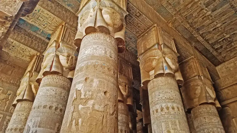 Colonnes ornées du temple denderah en Egypte